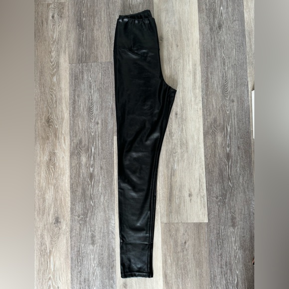 🆕 ARITZIA unreal leather pants/tights - Picture 6 of 9